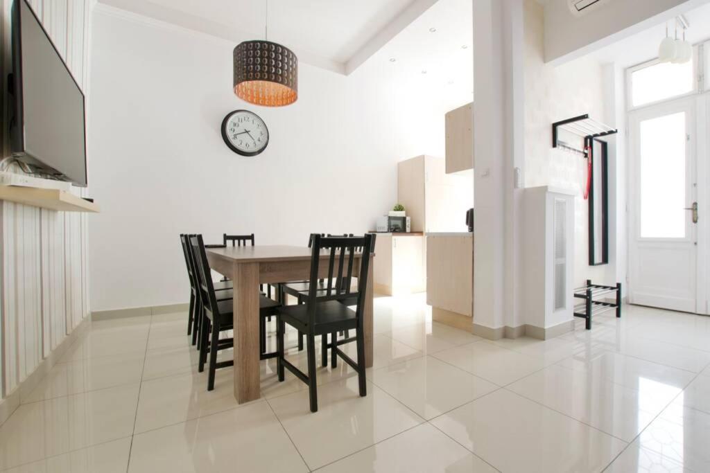 Premium Apartment By Hi5-Vaci Str. 3 Bedroom Budapest Exterior photo